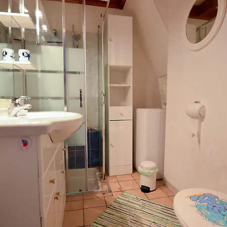 Maison Au Bord D'un Avec Terrasse, Proche Commerces Et - 6 Personnes - Fr-1-705-56
