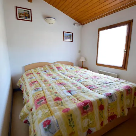 Maison Au Bord D'un Avec Terrasse, Proche Commerces Et - 6 Personnes - Fr-1-705-56